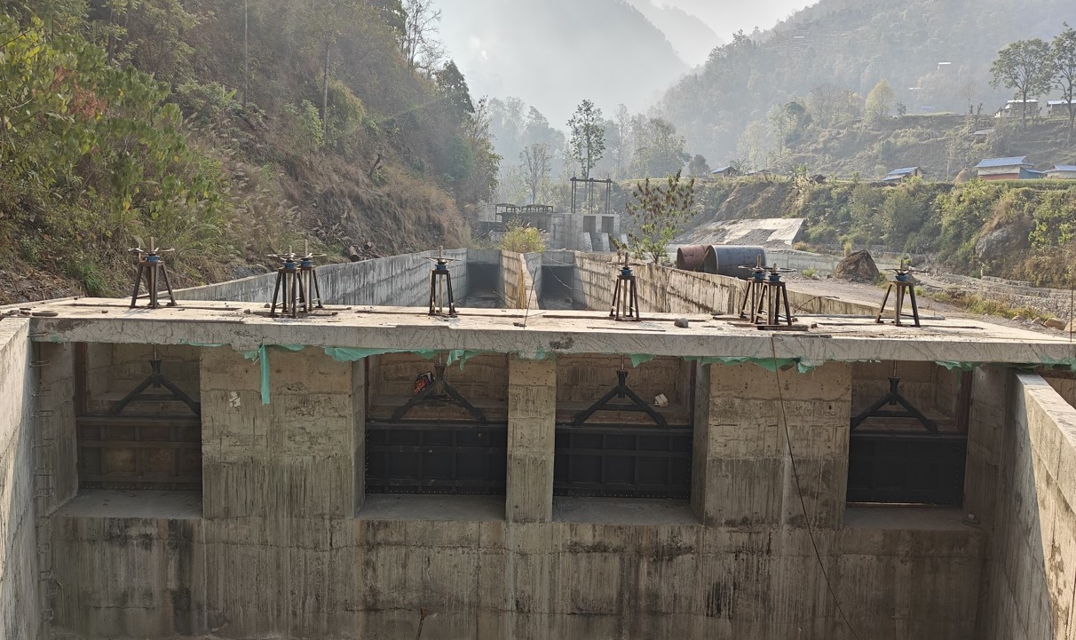 Setting Basin with Descender Outlet Gate